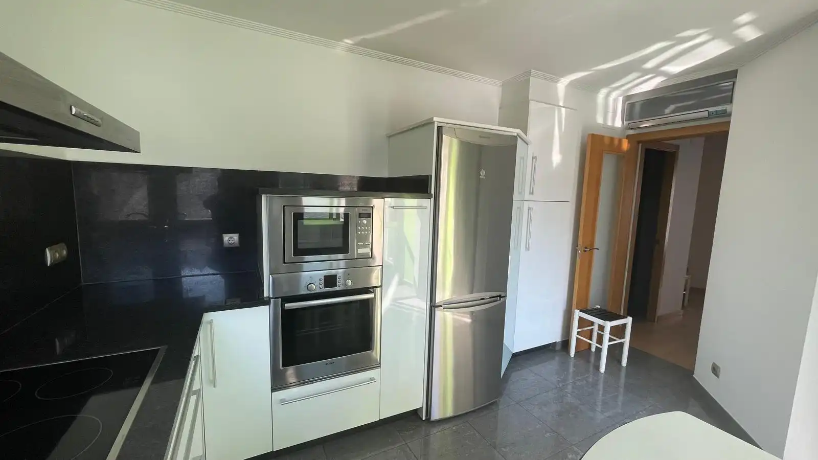 Küche von Wohnung zum Verkauf in Ourense Capital  mit Klimaanlage, Heizung und Privatgarten