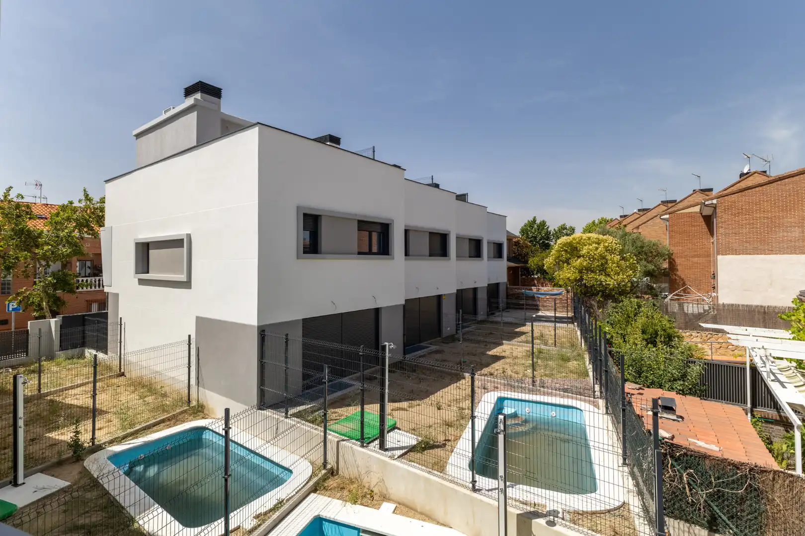 Vista exterior de Casa adosada en venda en Villanueva del Pardillo amb Aire condicionat, Jardí privat i Terrassa