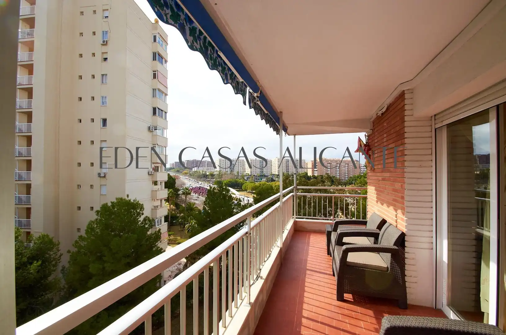 Terraza de Apartamento en venta en Alicante / Alacant con Terraza, Trastero y Amueblado
