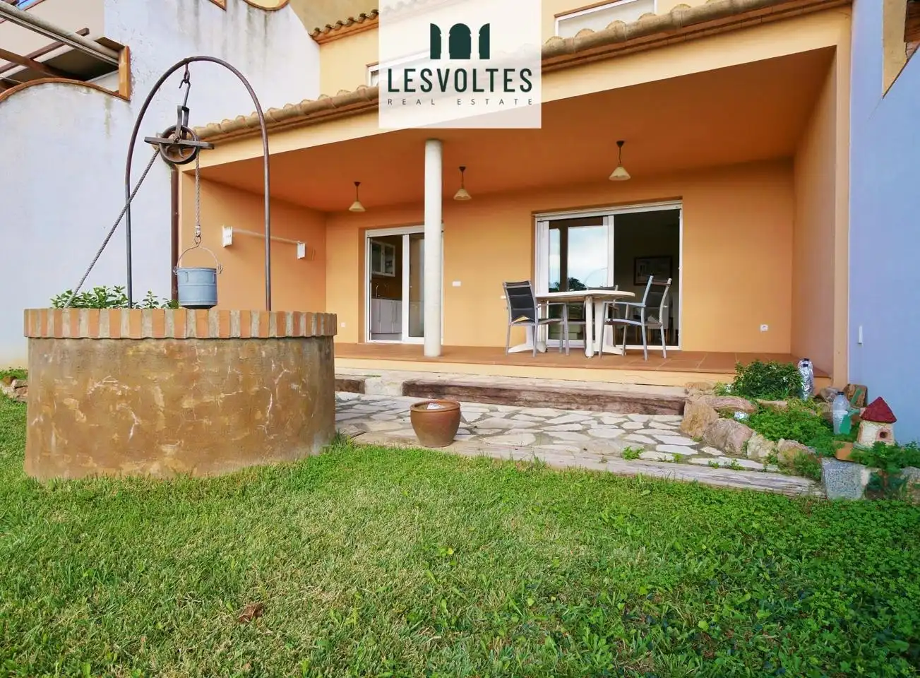 Terrasse von Einfamilien-Reihenhaus zum Verkauf in Palafrugell mit Heizung, Privatgarten und Terrasse