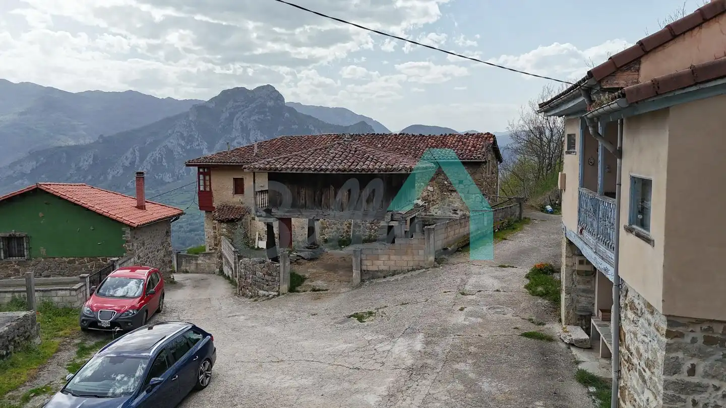 Außenansicht von Einfamilien-Reihenhaus zum Verkauf in Quirós mit Privatgarten und Terrasse