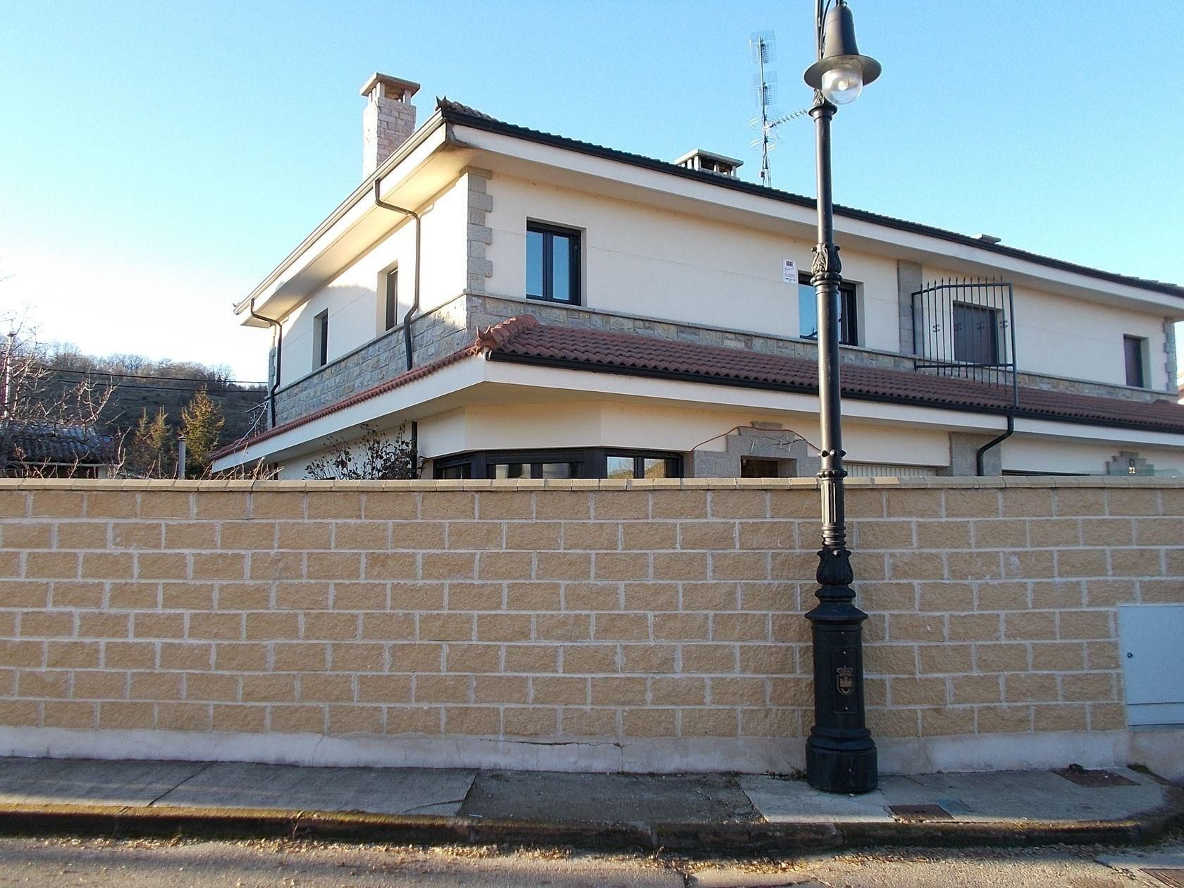 Außenansicht von Country house zum verkauf in Soto y Amío mit Heizung und Privatgarten