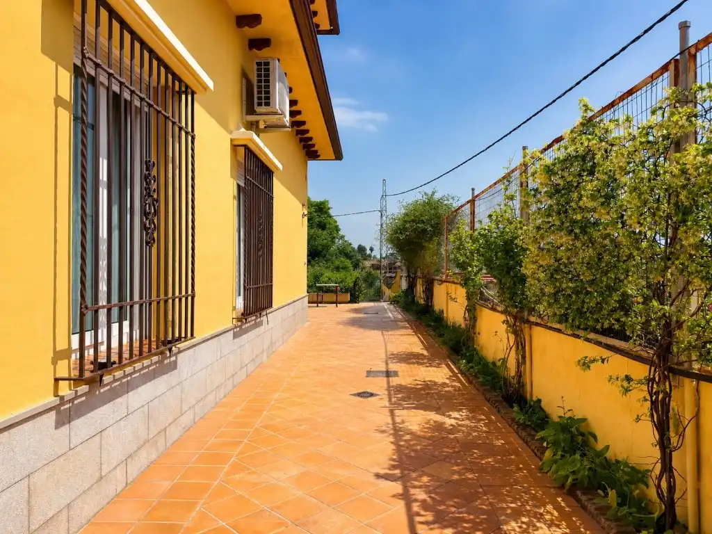 Vista exterior de Casa o xalet en venda en Córdoba amb Jardí privat, Terrassa i Traster