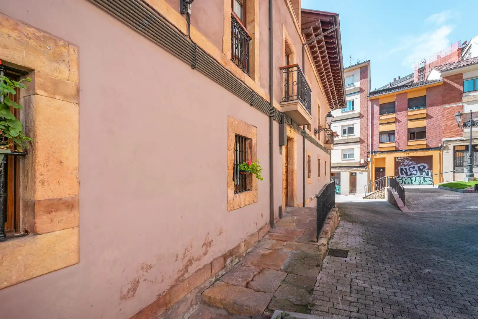 Vista exterior de Pis en venda en Oviedo  amb Calefacció, Moblat i Balcó
