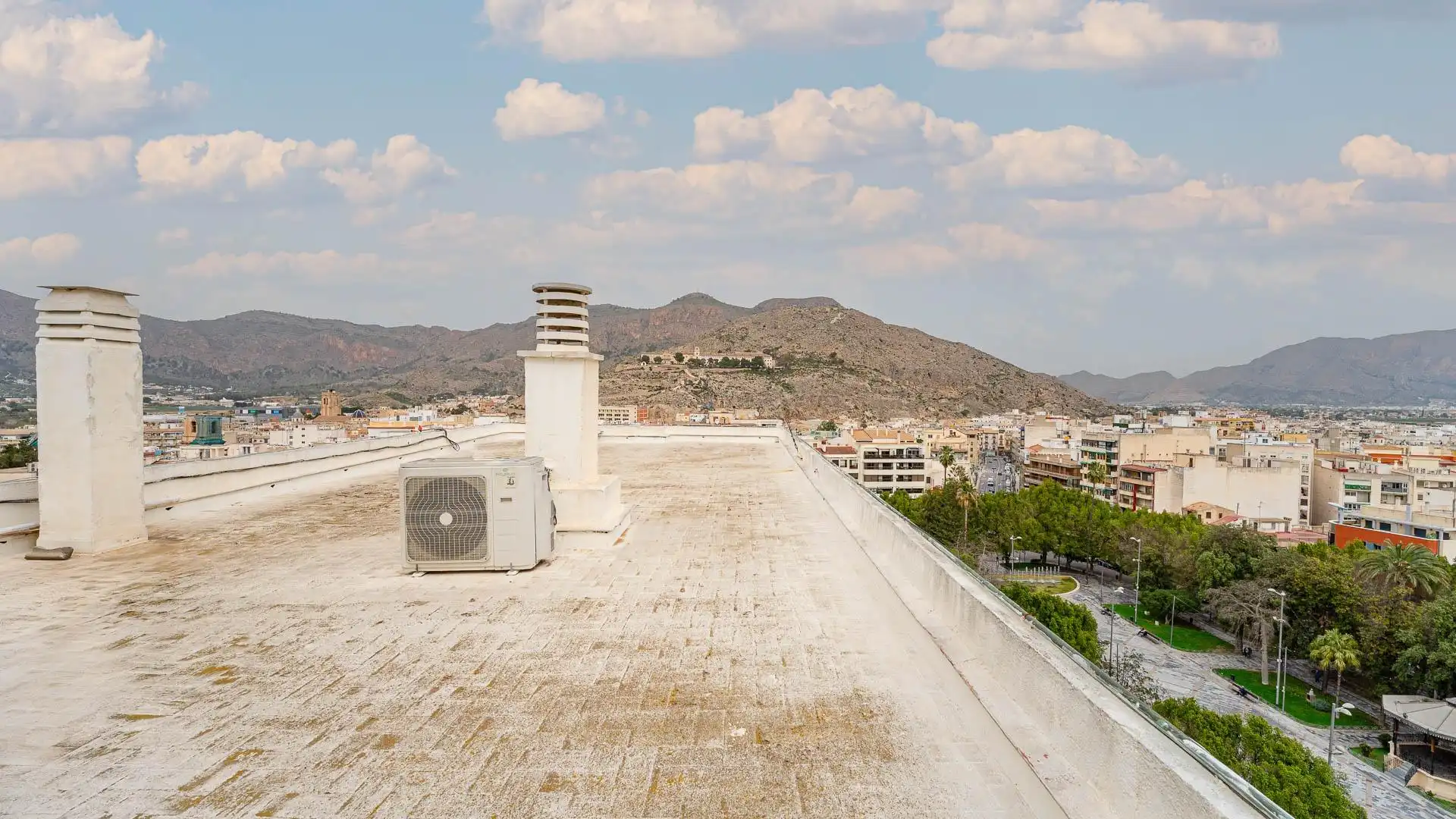 Vista exterior de Àtic en venda en Orihuela amb Aire condicionat, Calefacció i Parquet