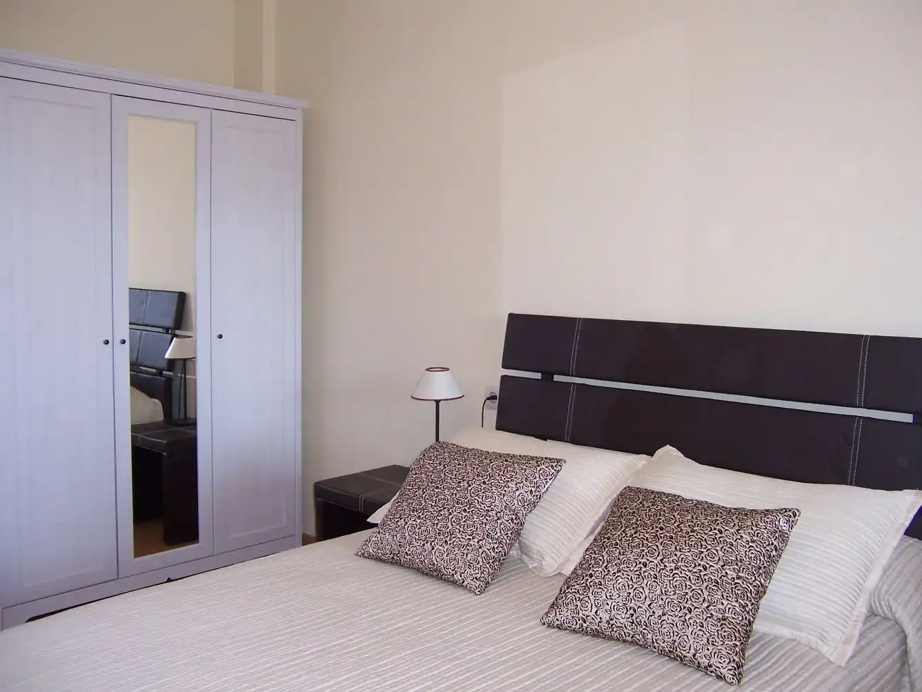 Habitación de Apartamento de alquiler en Cariño con Calefacción, Parquet y Terraza