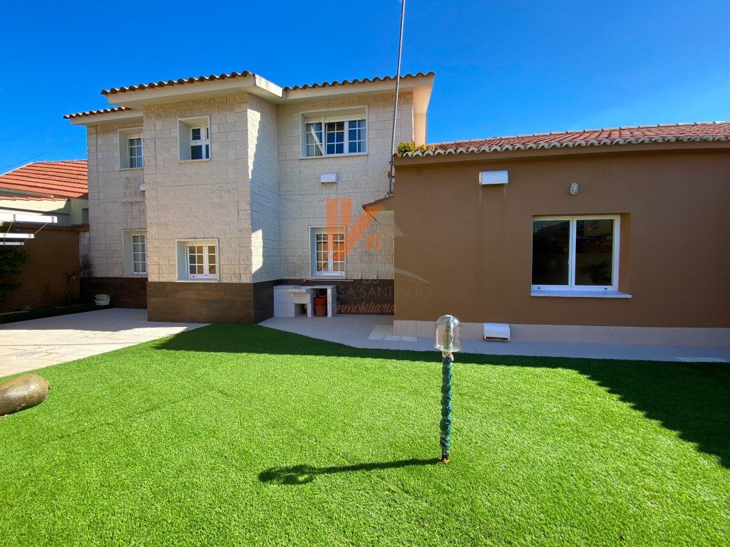 Vista exterior de Casa o xalet en venda en Ribeira amb Jardí privat, Terrassa i Forn