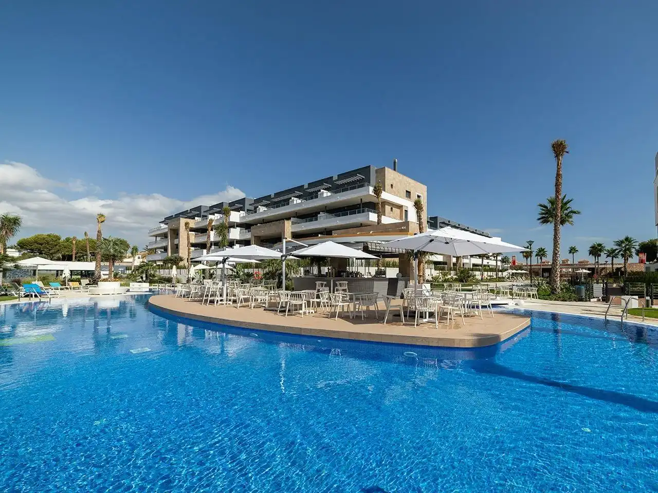Piscina de Planta baixa en venda en Orihuela amb Aire condicionat, Jardí privat i Terrassa