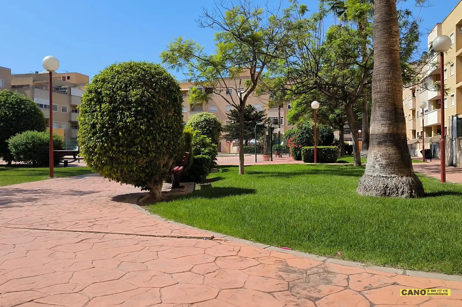 Vista exterior de Piso en venta en Roquetas de Mar con Terraza, Trastero y Piscina