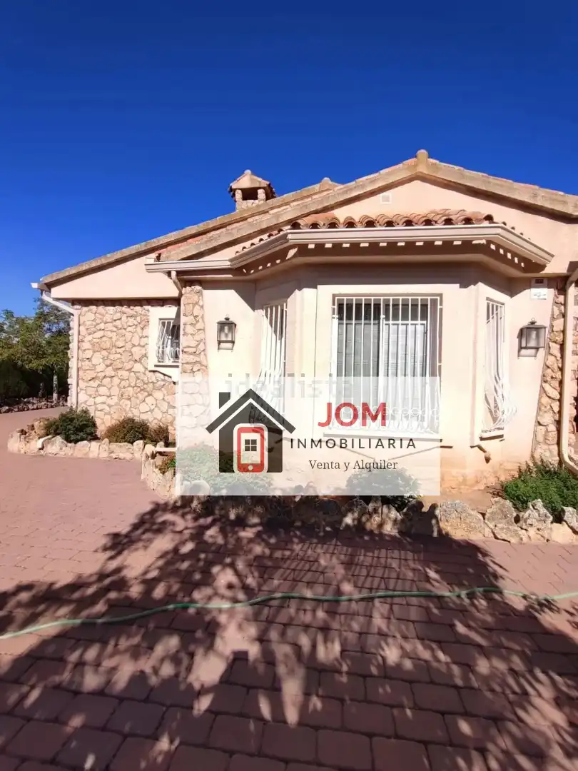 Vista exterior de Casa o xalet en venda en Albacete amb Aire condicionat, Calefacció i Jardí privat