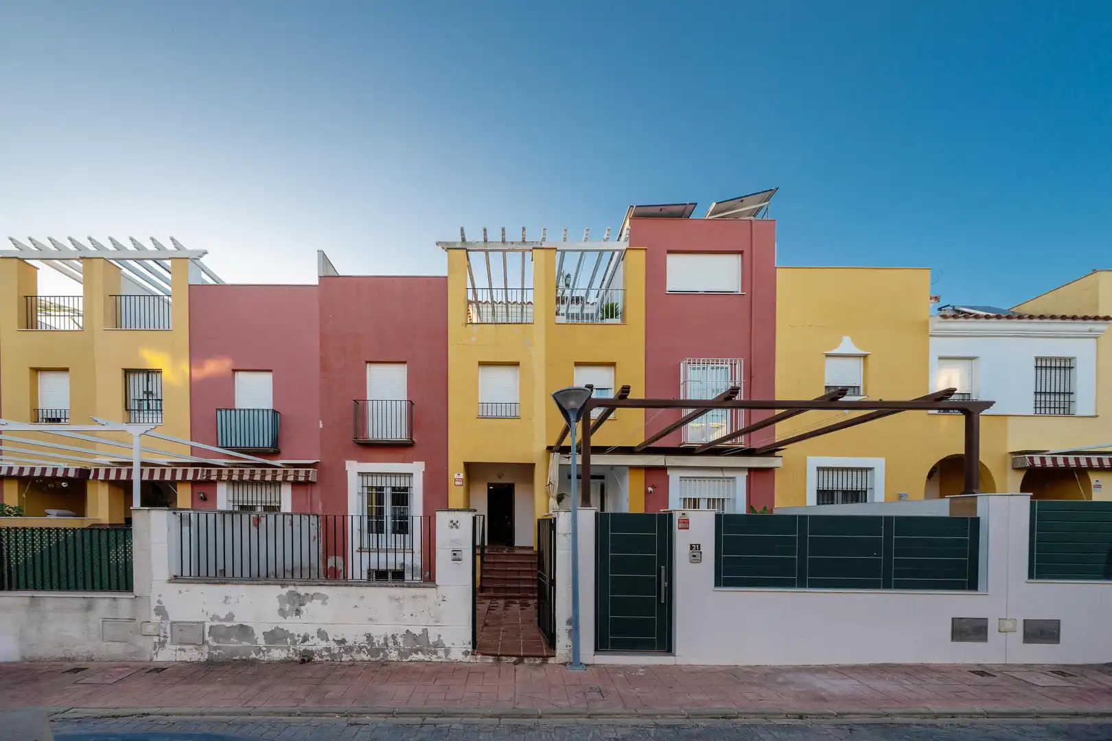 Vista exterior de Casa adosada en venda en Dos Hermanas amb Aire condicionat, Calefacció i Jardí privat