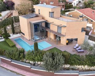 Vista exterior de Casa o xalet de lloguer en Castellví de Rosanes amb Aire condicionat, Calefacció i Jardí privat