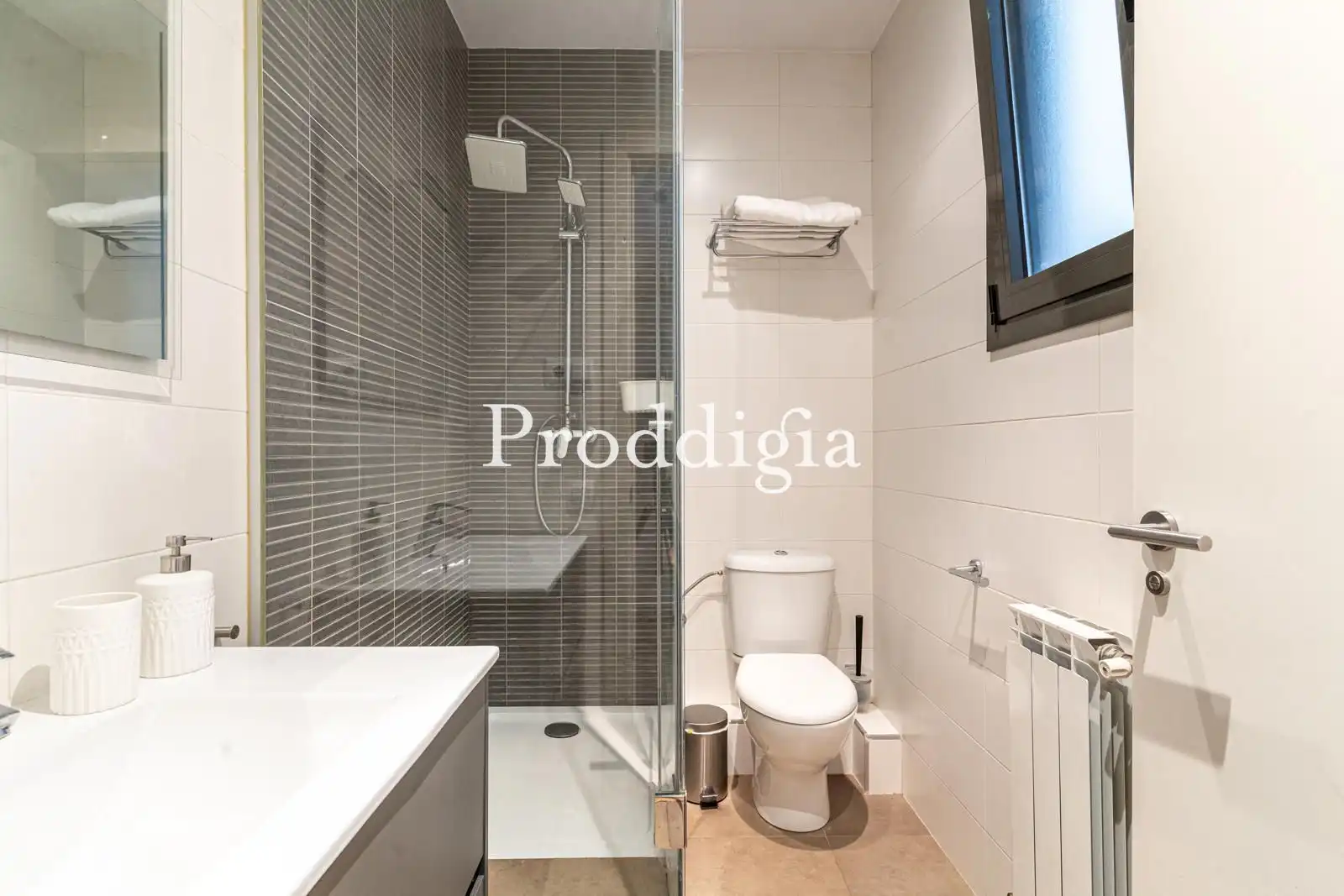 Bathroom of Flat for rent in Barcelona  with Air Conditioner and Furnished