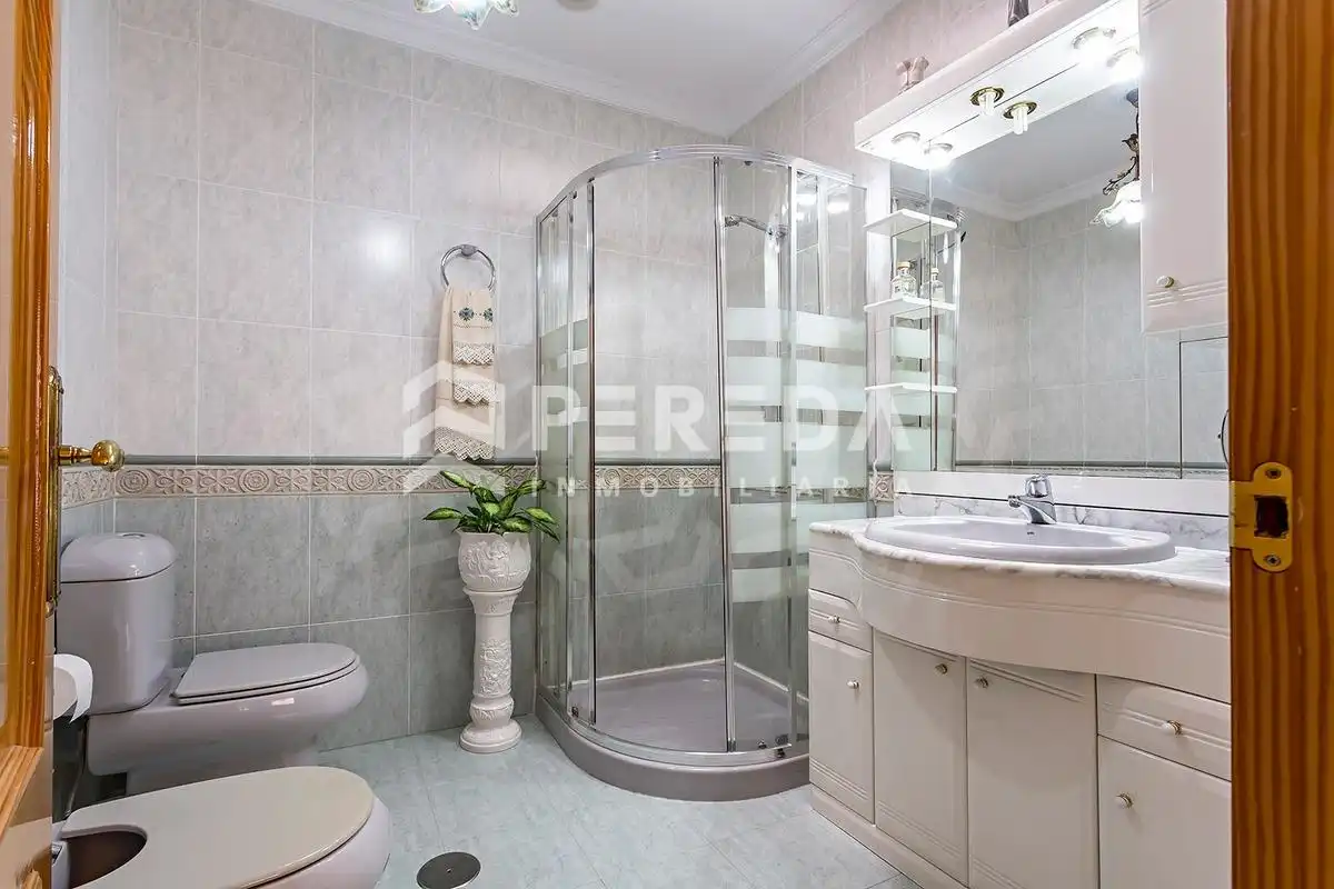 Baño de Casa adosada en venta en Roquetas de Mar con Aire acondicionado, Jardín privado y Terraza