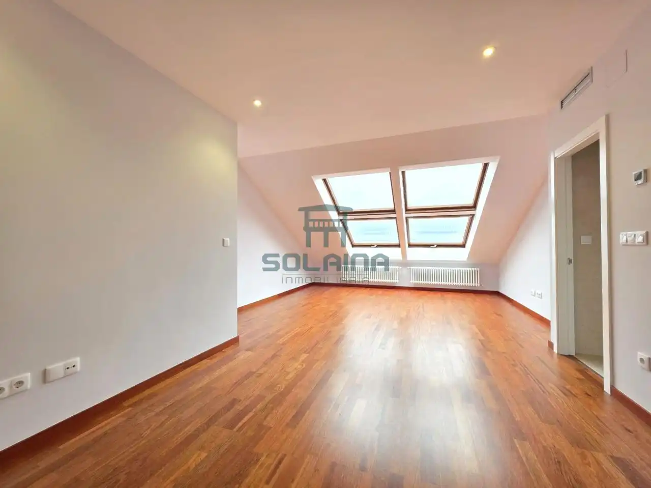 Sala d'estar de Casa adosada en venda en Ourense Capital  amb Calefacció, Jardí privat i Terrassa
