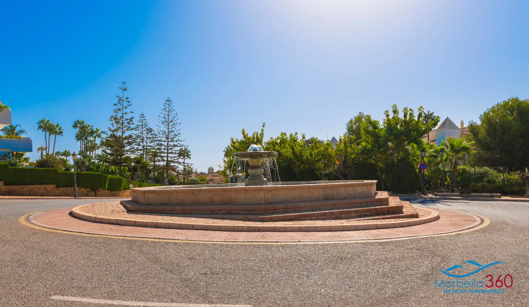 Vista exterior de Casa adosada en venda en Marbella amb Aire condicionat, Jardí privat i Terrassa