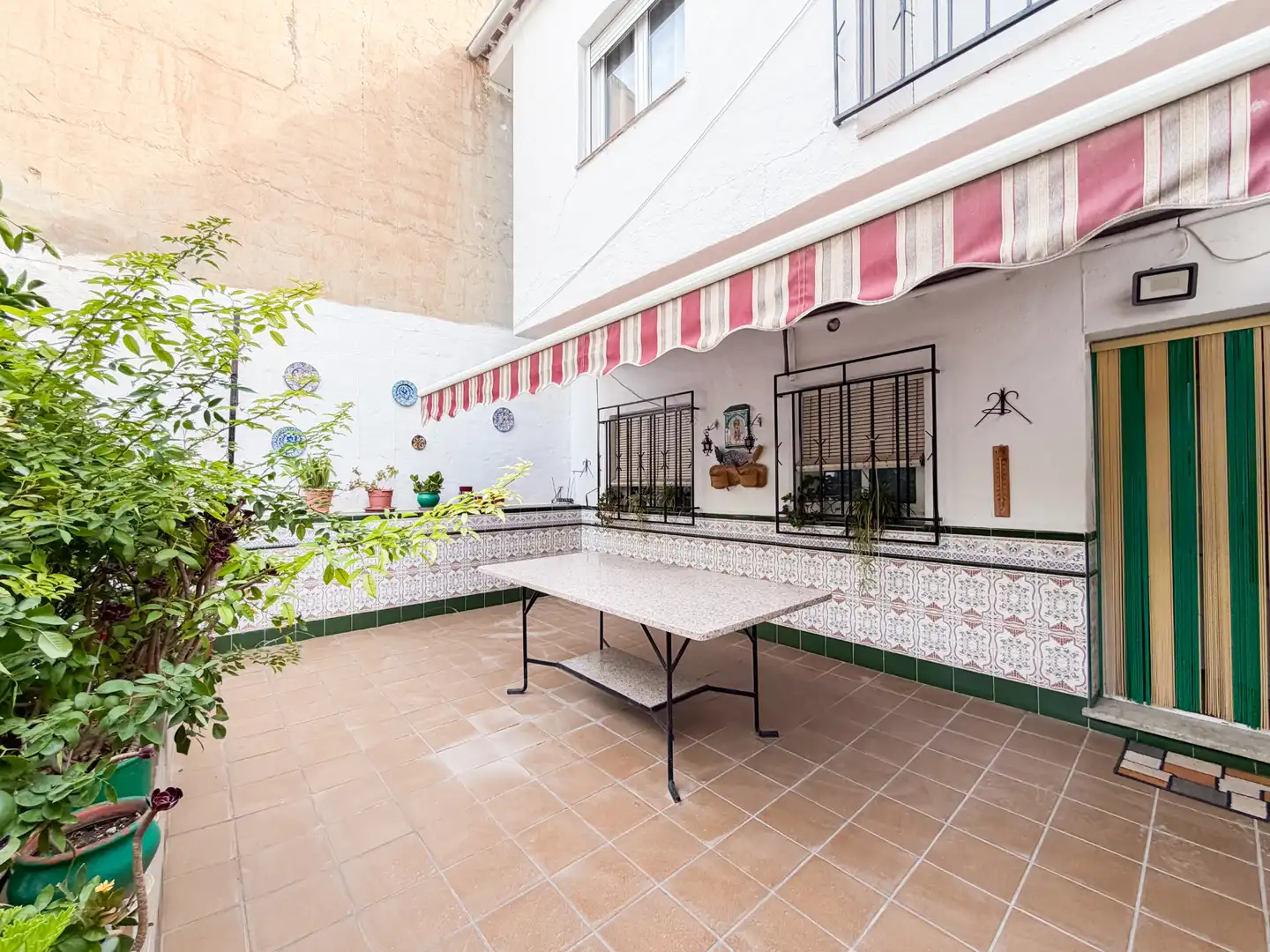 Terrasse von Einfamilien-Reihenhaus zum Verkauf in Baza mit Privatgarten, Parkett und Abstellraum