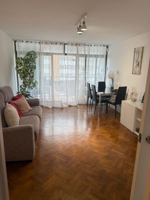 Sala d'estar de Pis en venda en L'Hospitalet de Llobregat amb Balcó