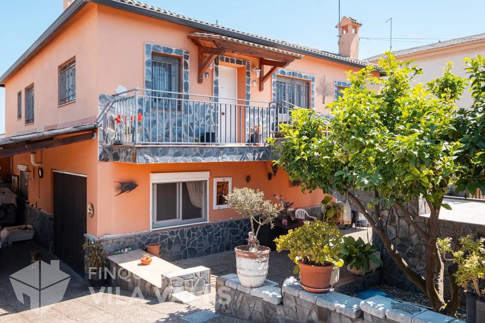 Vista exterior de Casa o xalet en venda en Caldes de Montbui amb Piscina comunitària