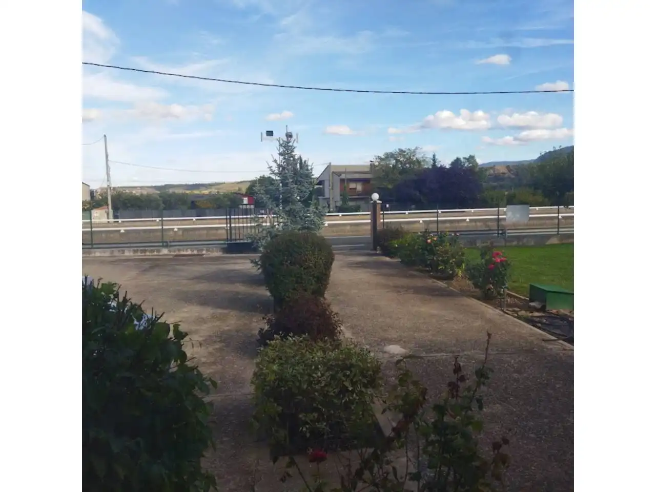 Außenansicht von Haus oder Chalet zum Verkauf in Lardero mit Heizung und Privatgarten
