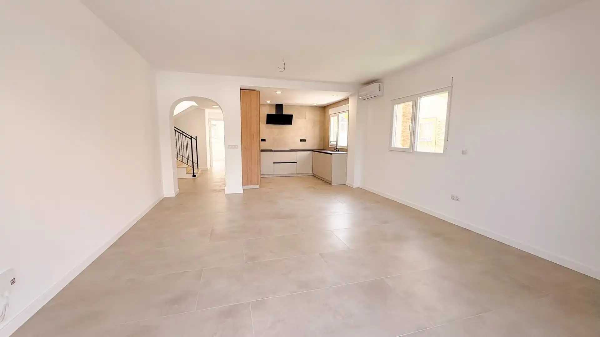 Casa aparellada amb jardí en venda a Pueblo Acantilado - Lanuza, imagen 5