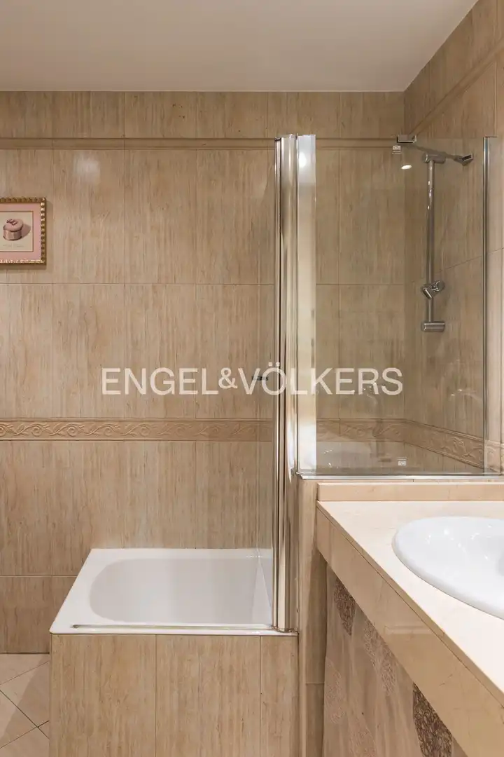Baño de Piso de alquiler en Madrid con Aire acondicionado y Calefacción