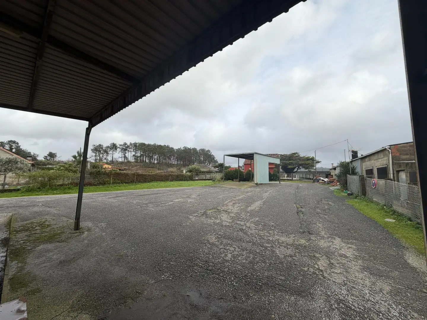 Parkplatz von Fabrikhallen zur Miete in Rianxo