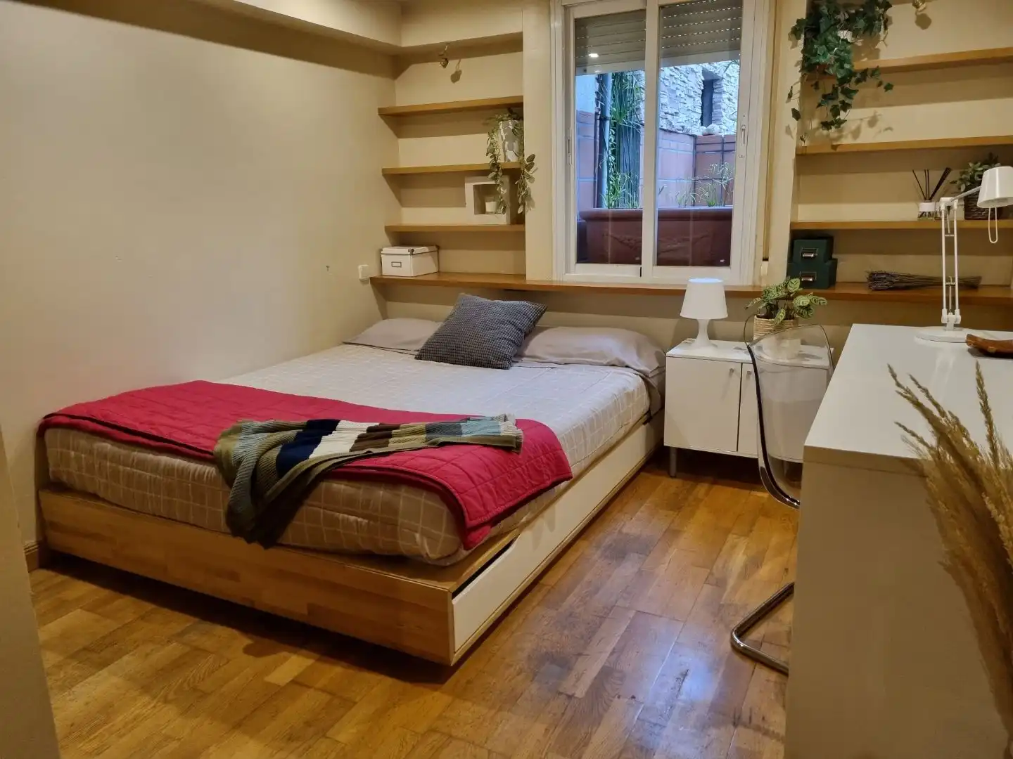 Bedroom of Flat for share in Urbanización La Moraleja