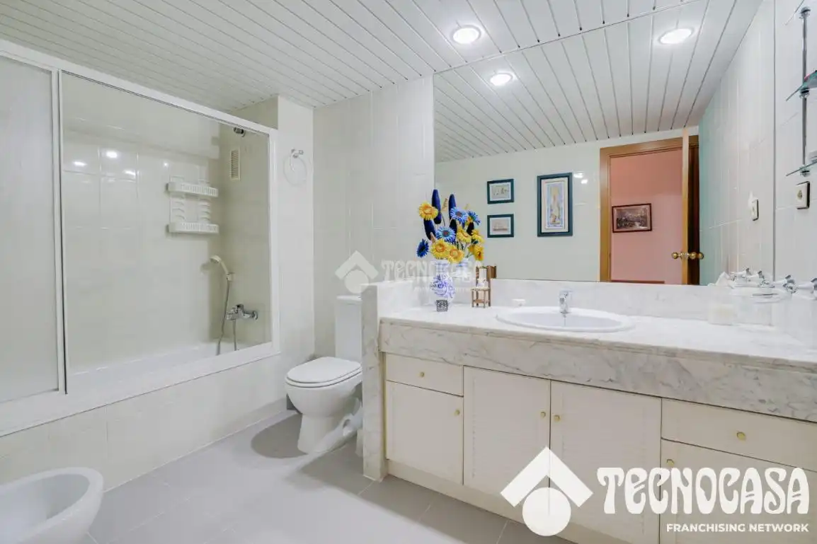 Bathroom of Flat for sale in Sant Boi de Llobregat  with Air Conditioner, Heating and Terrace