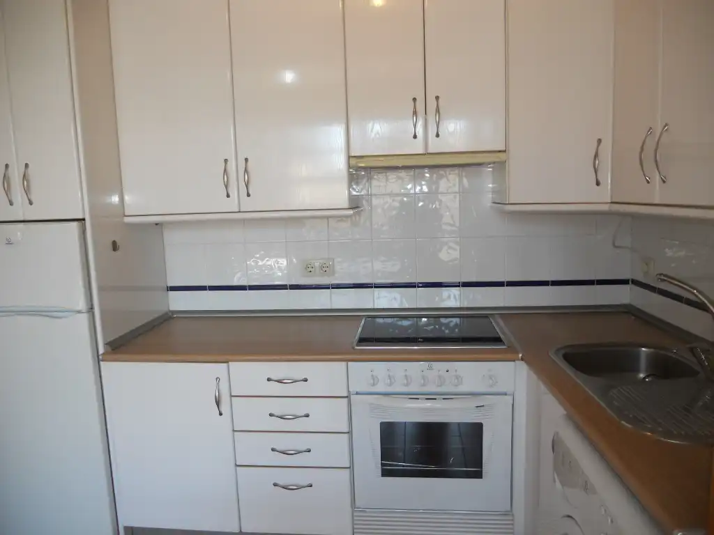 Cuina de Pis de lloguer en Santiago de Compostela  amb Calefacció, Moblat i Forn