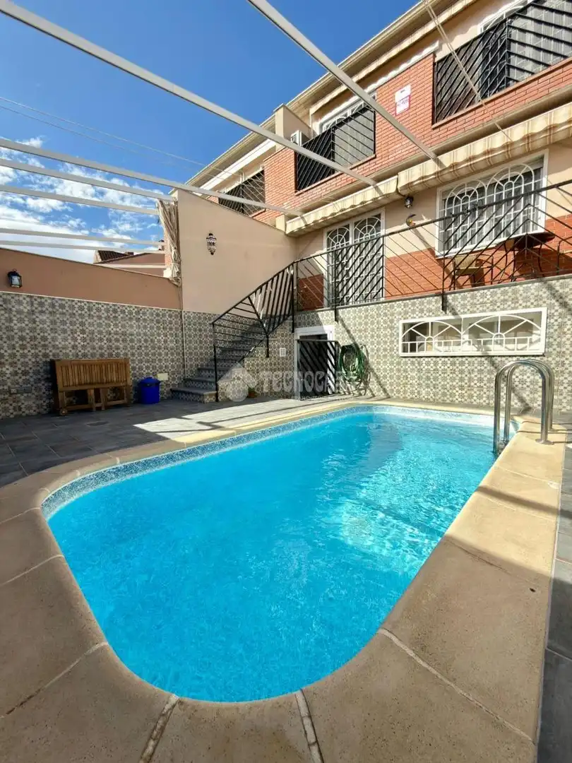 Casa aparellada amb piscina en venda a Altos del Olivar - El Caracol
