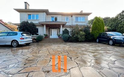 Vista exterior de Casa o xalet en venda en Oleiros amb Calefacció, Jardí privat i Parquet