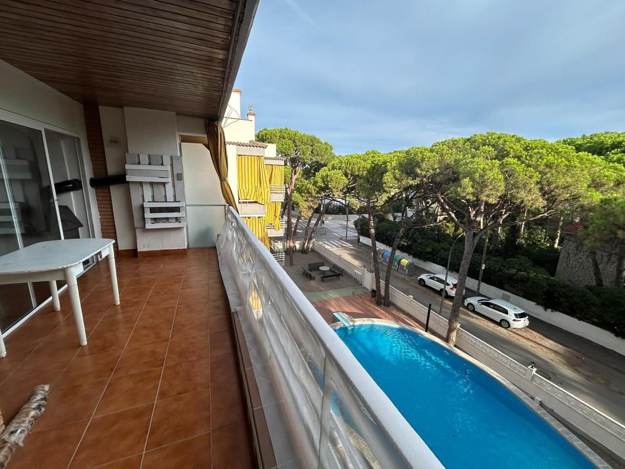 Vista exterior de Àtic en venda en Castelldefels amb Terrassa, Traster i Piscina comunitària
