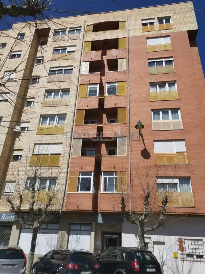 Vista exterior de Piso en venta en León Capital  con Calefacción, Trastero y Balcón