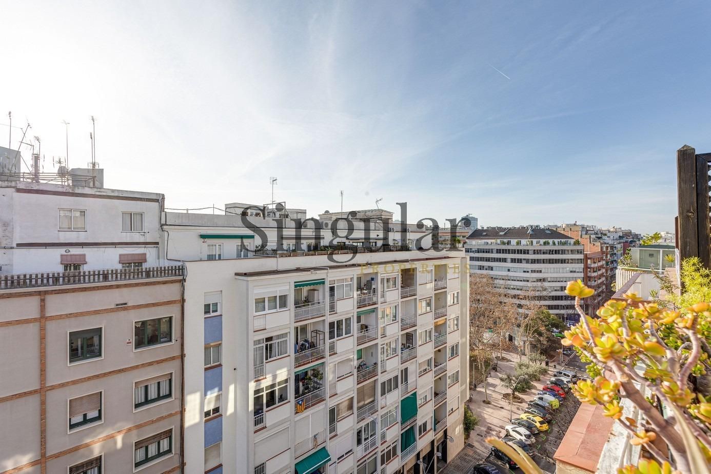 Vista exterior de Àtic en venda en  Barcelona Capital amb Aire condicionat, Terrassa i Balcó