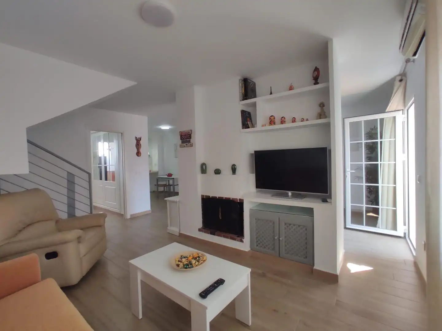 Sala d'estar de Casa adosada de lloguer en Dos Hermanas amb Aire condicionat, Jardí privat i Moblat