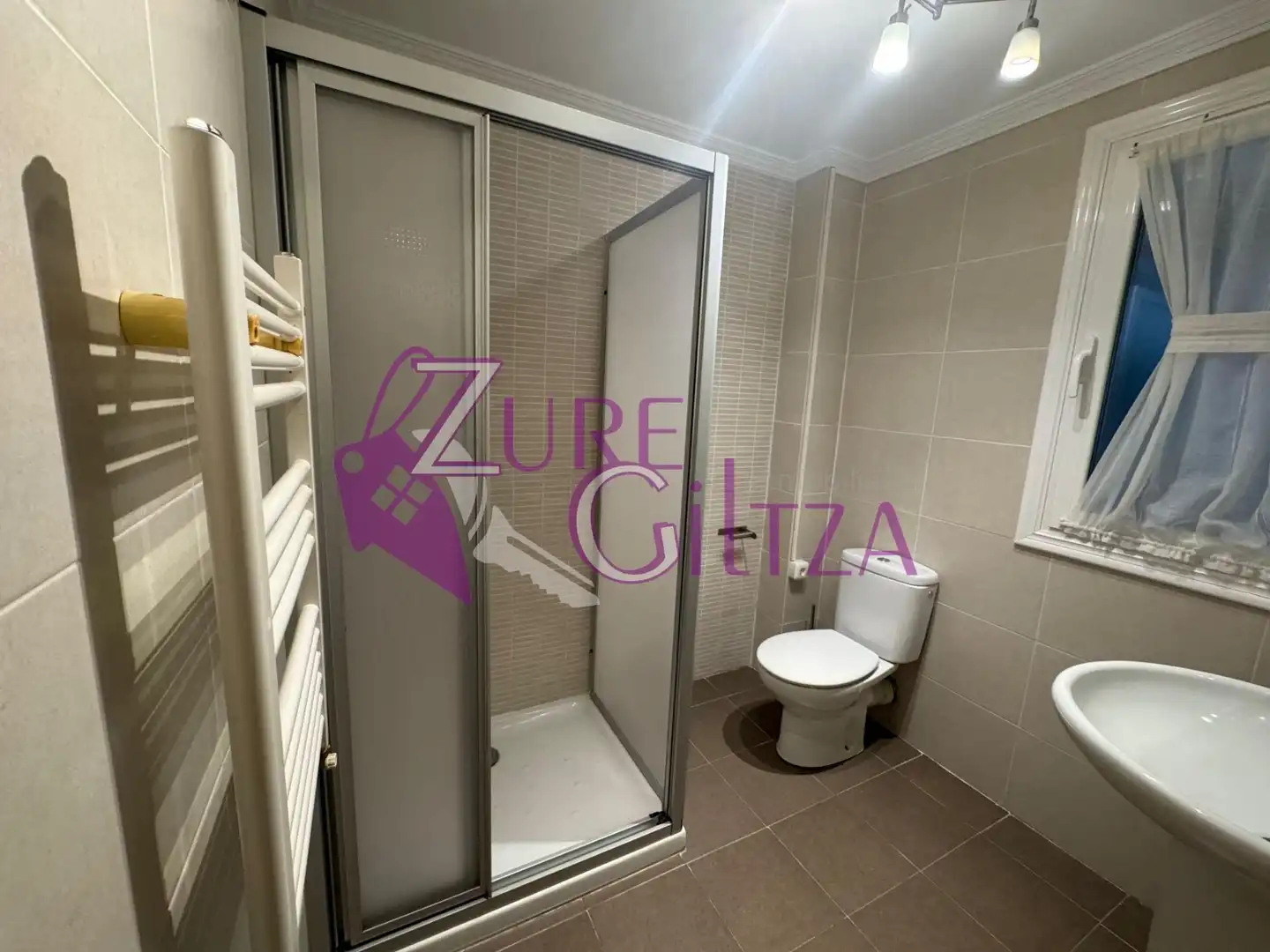 Badezimmer von Wohnung zum Verkauf in Durango mit Heizung, Abstellraum und Möbliert
