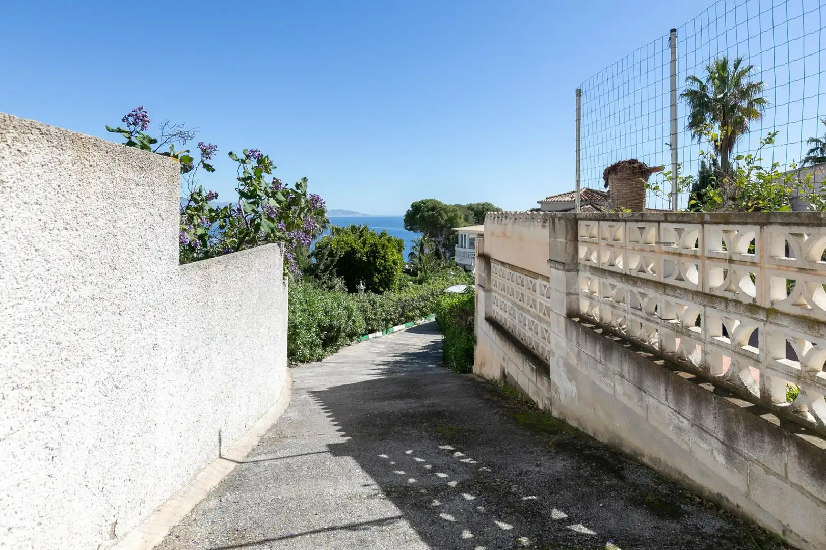 Vista exterior de Casa o xalet en venda en Almuñécar amb Aire condicionat, Jardí privat i Terrassa