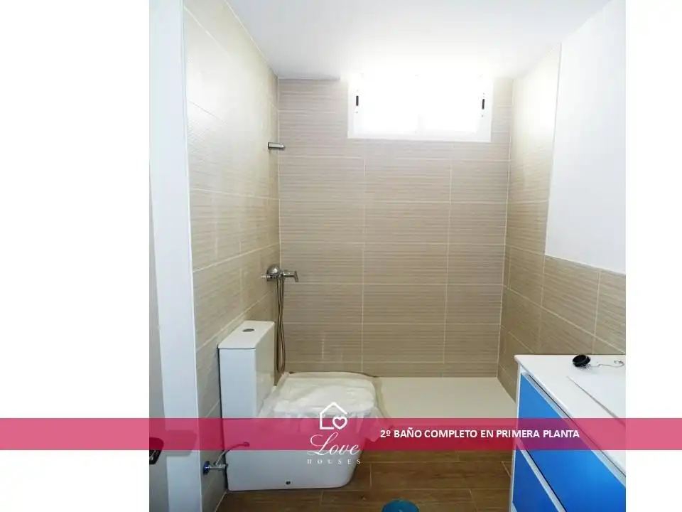 Badezimmer von Einfamilien-Reihenhaus zum Verkauf in Puerto Real mit Klimaanlage und Terrasse