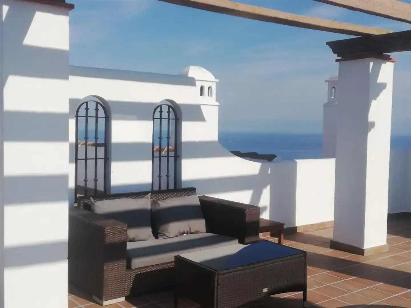 Terrasse von Wohnung zur Miete in Sotogrande mit Klimaanlage, Privatgarten und Schwimmbad