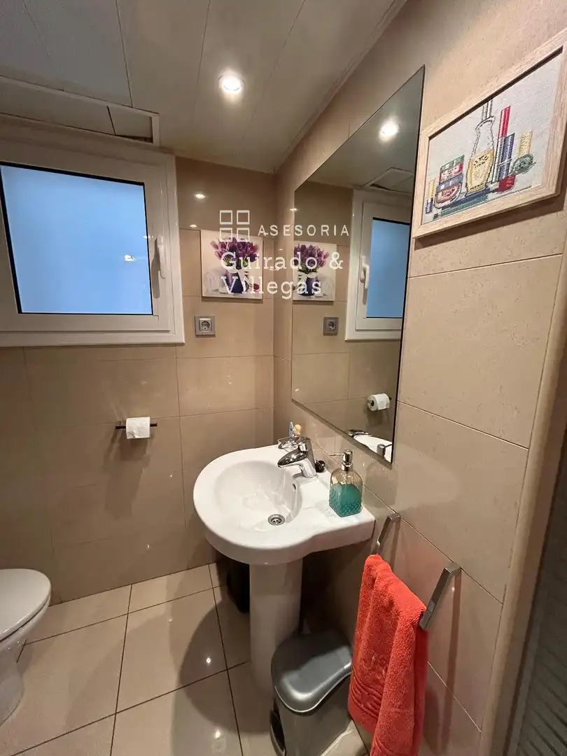 Badezimmer von Wohnung zum Verkauf in Barcelona mit Klimaanlage und Terrasse