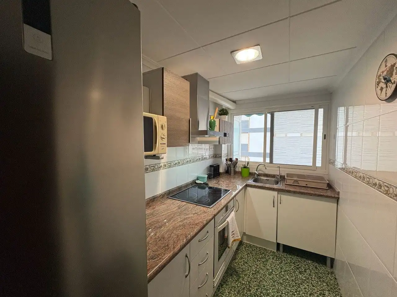 Küche von Wohnung zum Verkauf in Cullera mit Klimaanlage, Privatgarten und Terrasse