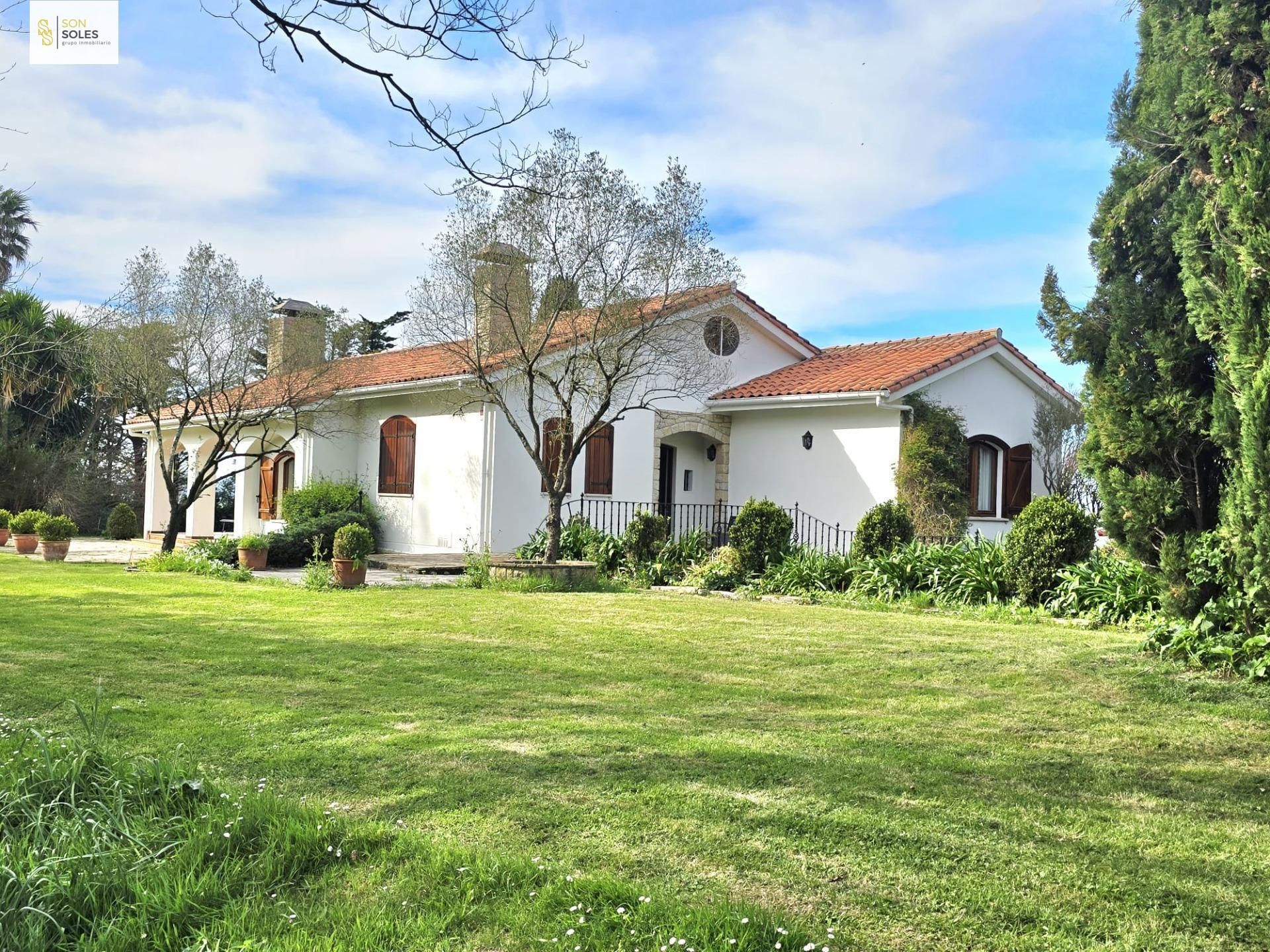 Vista exterior de Casa o xalet en venda en Villaescusa (Cantabria) amb Jardí privat, Terrassa i Traster
