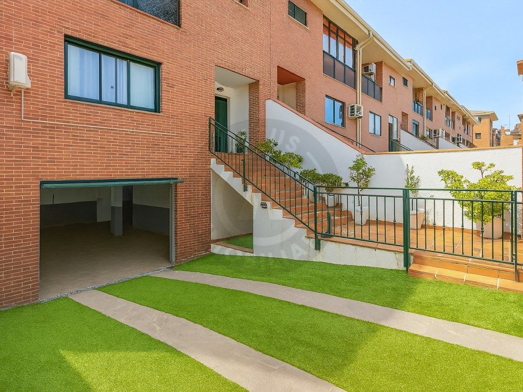 Vista exterior de Casa o xalet en venda en Cáceres Capital amb Aire condicionat, Terrassa i Internet