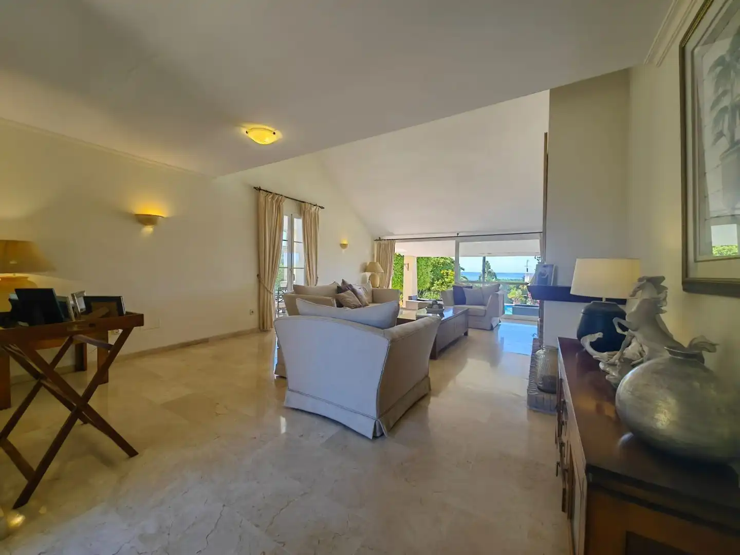 Sala d'estar de Casa o xalet en venda en Estepona amb Aire condicionat, Jardí privat i Terrassa