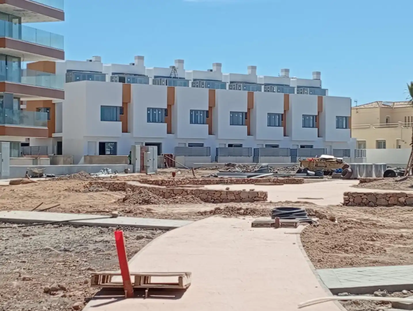 Vista exterior de Pis en venda en Roquetas de Mar amb Jardí privat i Piscina comunitària