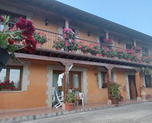 Vista exterior de Casa o xalet en venda en Santa Cruz de Bezana amb Calefacció, Jardí privat i Traster