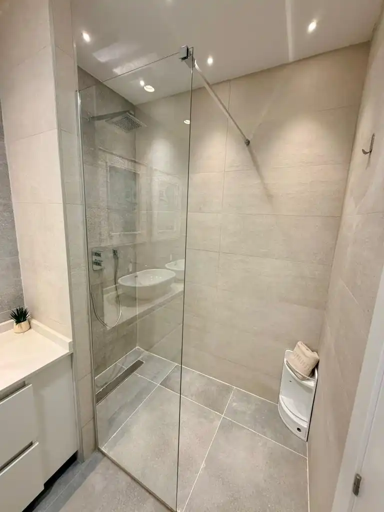 Badezimmer von Wohnung zur Miete in La Alcaidesa mit Klimaanlage, Heizung und Privatgarten