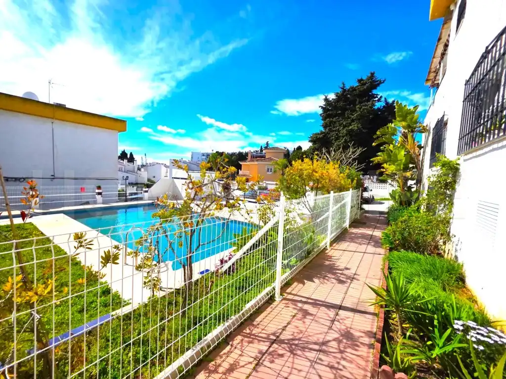 Vista exterior de Apartament en venda en Torremolinos amb Jardí privat, Piscina i Piscina comunitària