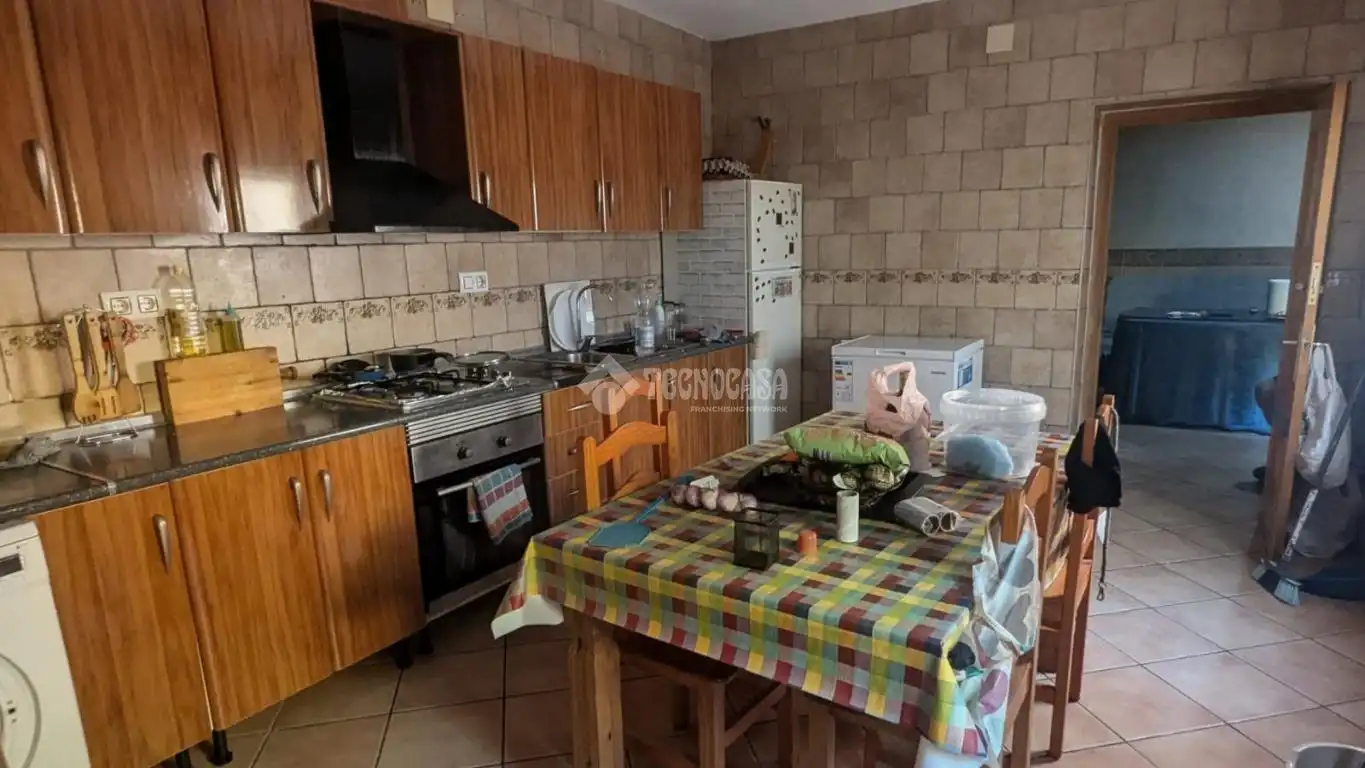 Cuina de Casa adosada en venda en La Carolina amb Jardí privat